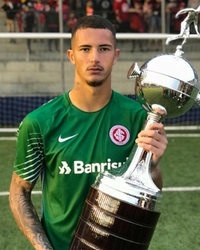 6'4 Brazilian goalie Emerson Kerber Jr's nude selfie
